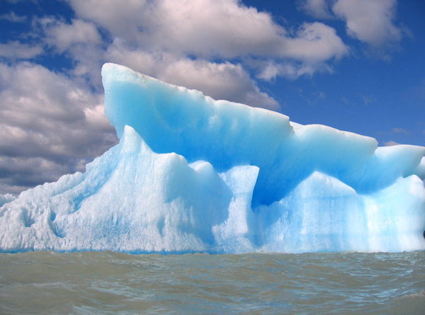 https://photos.travelblog.org/Photos/18692/164077/f/1213989-An-Iceberg-in-the-Grey-Lake-0.jpg